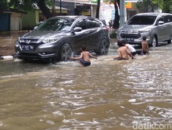 Banjir di Jalan Bungur Raya Jakpus Jadi Tempat Main Anak-anak