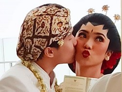 Pamer Buku Nikah, Isyana Sarasvati Dicium Rayhan