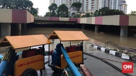 Pagi hingga Petang, Banjir Underpass Kemayoran Belum Surut