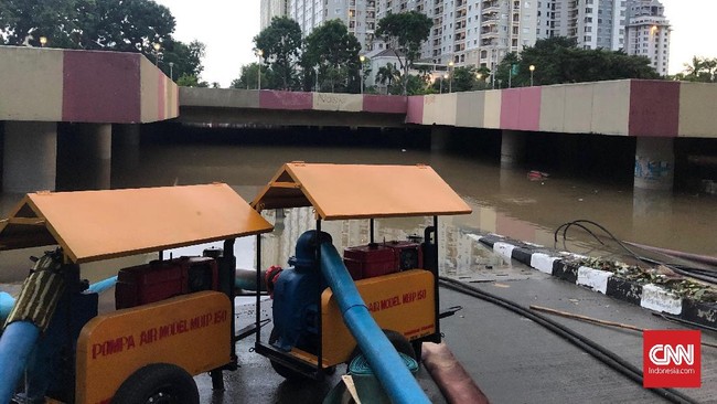 Sejak Minggu pagi hingga petang (2/2), banjir di jalan lintas bawah Kemayoran, Jakarta tak kunjung surut. Volume air lebih dari 2 meter.