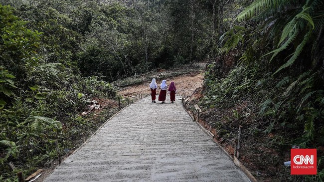Murid SDN 10/Sekolah Marjinal yang terletak di Dusun Sialang Harapan Desa Batu Sasak, Kecamatan Kampar Kampar Kiri, Kabupaten Kampar, Riau, 16 Desember 2019. Sekolah ini sudah tidak terlalu memprihatinkan karena telah mengalami renovasi, namun tidak bisa dibandingkan dengan sekolah di perkotaan. CNNIndonesia/Safir Makki