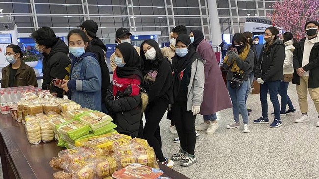 Tiga WNI demam saat pemeriksaan di bandara sebelum dievakuasi. Mereka tak dizinkan pulang untuk mejalani observasi lanjutan.