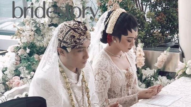 Penyanyi Isyana Sarasvati resmi dipersunting Rayhan Maditra, Bun. Begini penampilan anggun Isyana yang tampak bahagia setelah menikah dengan sang pujaan hati.