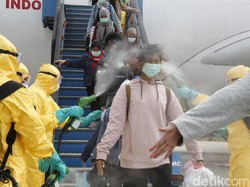 Sebelum Berangkat ke Natuna, WNI dari Wuhan Disemprot Cairan Khusus
