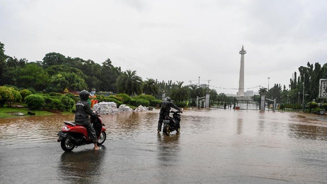 Hujan deras membuat kawasan sekitar Istana Kepresidenan dan kawasan Monas tergenang air dan membuat lalu lintas macet.