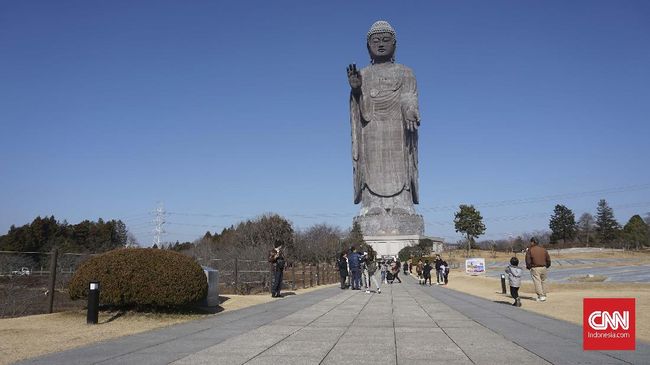 Dua pekerja ini setiap tahun membersihkan patung perunggu Buddha tertinggi di dunia itu agar tampak berkilau. Lokasinya di Kota Ushiku, Tokyo.