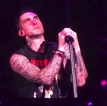 Tangisan Adam Levine Kenang Kobe Bryant di Panggung Super Bowl 2020