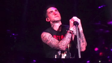 img-title Tangisan Adam Levine Kenang Kobe Bryant di Panggung Super Bowl 2020