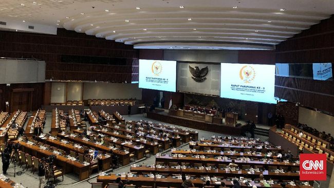 Rapat Paripurna ke-9 DPR Masa Persidangan II Tahun Sidang 2019-2020 diwarnai kursi kosong anggota dewan dan berlangsung molor, di Ruang Rapat Paripurna DPR, Senayan, Jakarta, Senin (3/2).