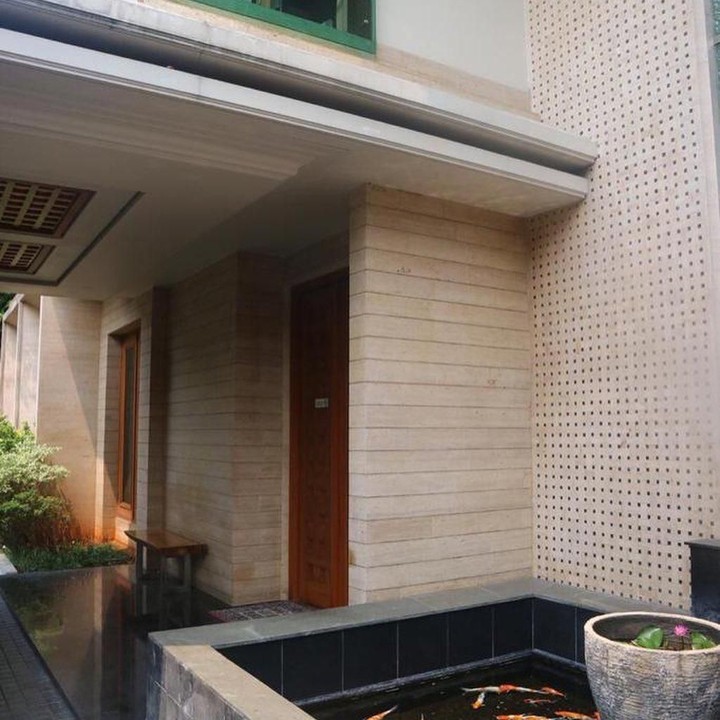 <p>Rumah mewah milik Sarita memiliki luas tanah 716 meter persegi. Ada kurang lebih 10 kamar tidur dan lima kamar mandi. (Foto: Instagram @queen_saritaabdulmukti)</p>