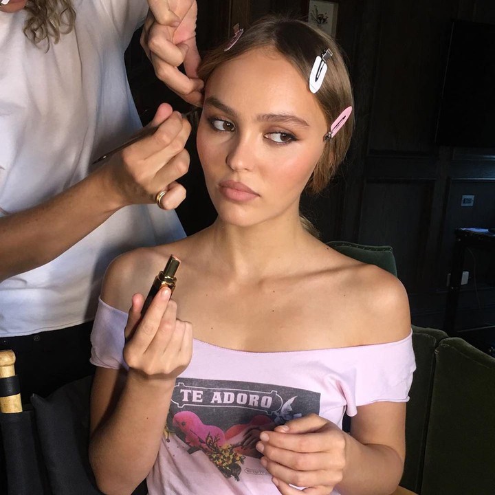 Masih berusia muda, Lily mengikuti jejak ayahnya di dunia hiburan. Ia memulai debut berakting di tahun 2014 di film Tusk. (Foto: Instagram @lilyrose_depp)