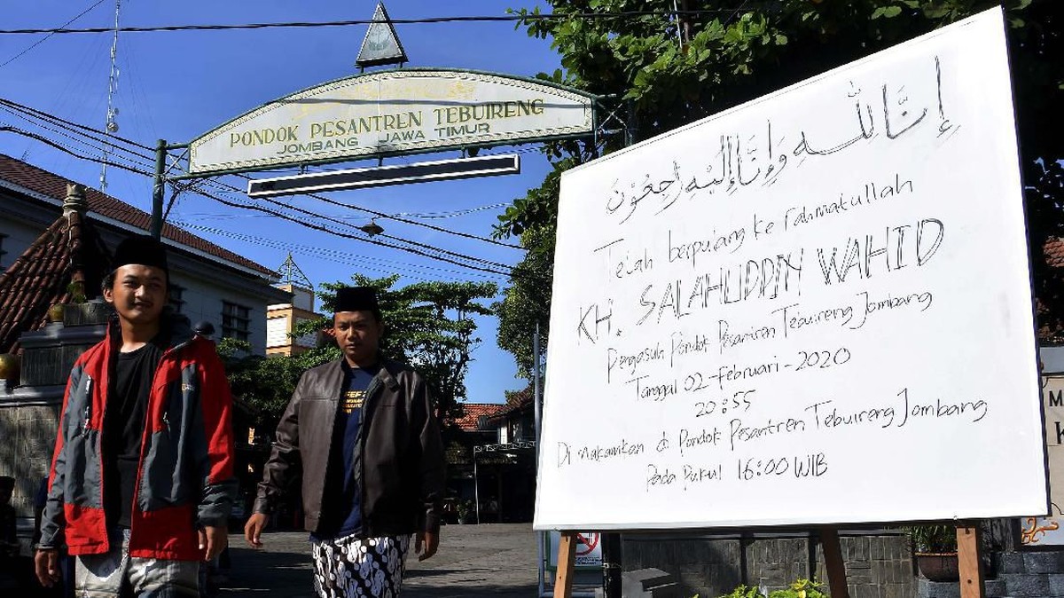 FOTO : Mengantar Gus Sholah ke Peristirahatan Terakhir