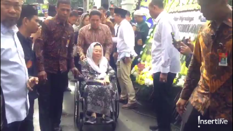 Rumah duka almarhum Gus Sholah di kawasan Mampang Prapatan, Jakarta Selatan, dihadiri oleh istri Gus Dur, Sinta Suriyah.