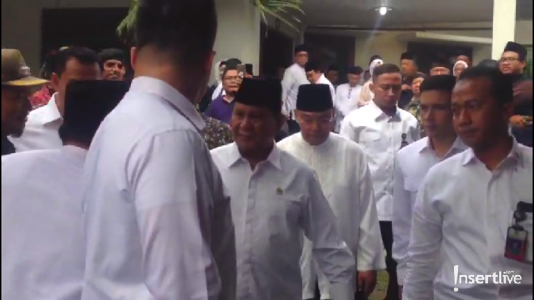 Suasana Rumah Duka Gus Sholah Gus Sholah meninggal dunia pada Minggu (2/2) akibat penyakit jantung yang dideritanya. Berikut suasana rumah duka Gus Sholah di Bangka Raya, Mampang, Jaksel.