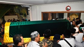 Para Pelayat di Rumah Duka Gus Solah Hingga Senin Dini Hari