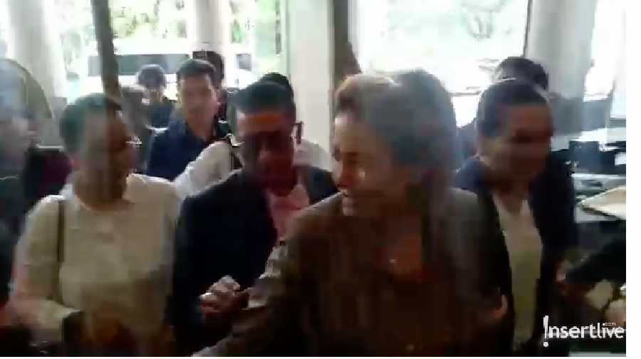 Senyum Semringah Nikita Mirzani Saat Dibawa ke Kejaksaan Senyum semringah Nikita Mirzani saat dirinya dibawa ke kejaksaan terkait kasus penganiayaan terhadap Dipo Latief