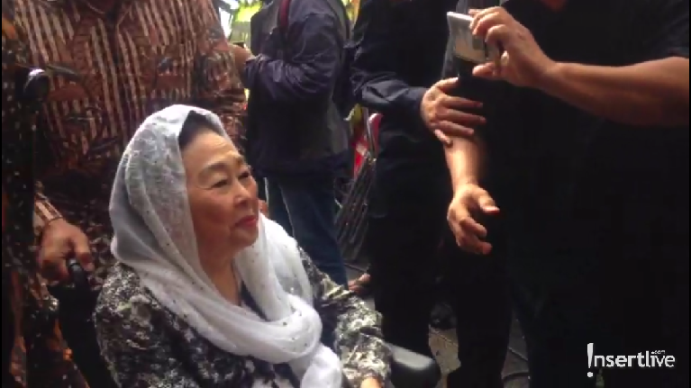 Suasana Rumah Duka Gus Sholah Gus Sholah meninggal dunia pada Minggu (2/2) akibat penyakit jantung yang dideritanya. Berikut suasana rumah duka Gus Sholah di Bangka Raya, Mampang, Jaksel.