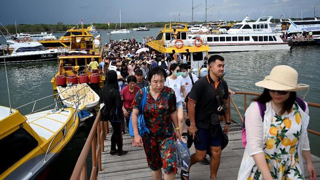 Bagi banyak negara ASEAN, turis dari China merupakan salah satu penyumbang tertinggi untuk sektor pariwisata, yang memberi dampak positif bagi ekonomi.