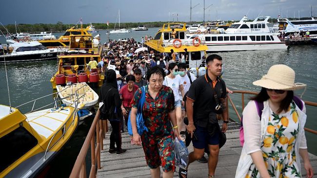Sekitar 200 turis China masih kunjungi Bali meski covid di negara itu naik. Pemerintah juga belum berencana memperketat kunjungan turis China.