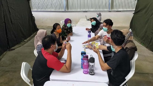 Berdasarkan keterangan Kemenkes, kondisi para WNI sehat dan tidak menunjukkan tanda-tanda sakit.