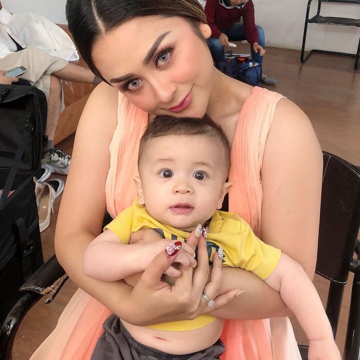 <p>Selvi juga sempat membawa anaknya itu ke lokasi syuting. Ia menulis di Instagramnya, "Ditemenin my cayang." (Foto: Instagram @selvikitty)</p>