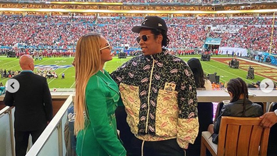 Hujatan yang ditunjukan kepada Beyonce dan Jay-Z karena duduk saat lagu kebangsaan berkumandang di Super Bowl.