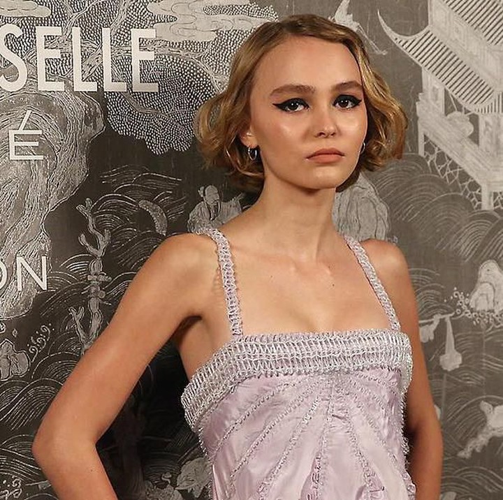 Lily Rose Depp merupakan putri aktor ternama, Johnny Depp dan Vanessa Paradis. Lily terlihat sangat cantik di usianya yang masih 20 tahun. (Foto: Instagram @lilyrose_depp)