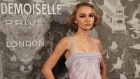 Lily Rose Depp merupakan putri aktor ternama, Johnny Depp dan Vanessa Paradis. Lily terlihat sangat cantik di usianya yang masih 20 tahun. (Foto: Instagram @lilyrose_depp)