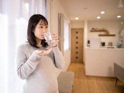 Jangan Tidur Dulu, Ini 5 Khasiat Minum Air Hangat Sebelum Tidur