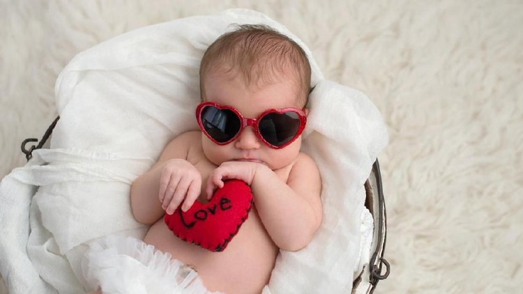 Memberi nama bayi perempuan dengan makna cinta, cocok sekali dengan kepribadian perempuan yang cenderung perasa dan penuh cinta. Cek nama berikut yuk, Bun.