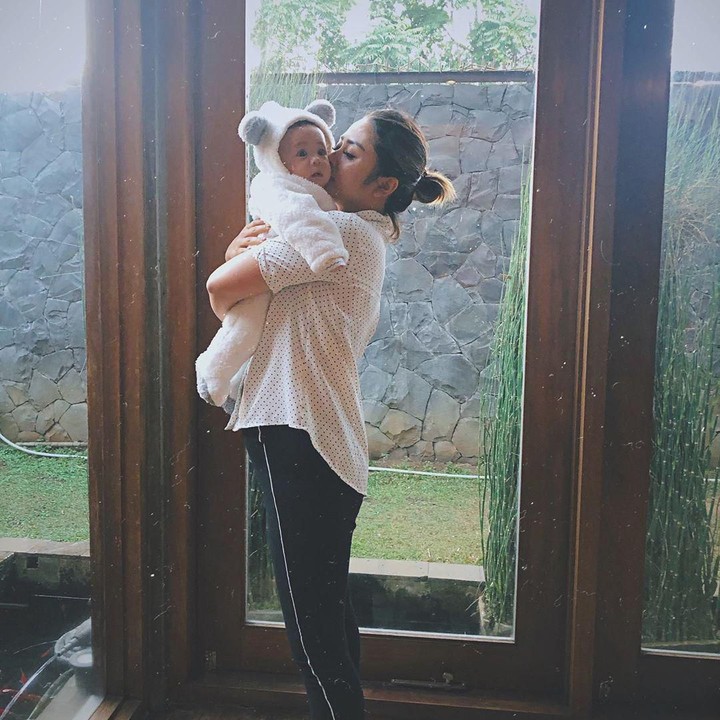 <p>Apalagi ketika Selvi memakaikan baju beruang kepada Abizard yang tubuhnya masih mungil ini. (Foto: Instagram @selvikitty)</p>