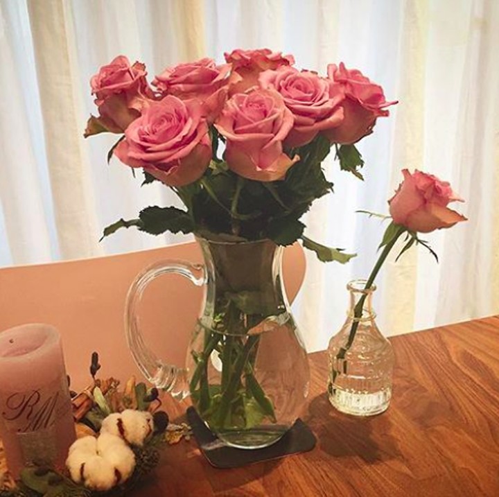<p>Son Ye Jin juga merangkai bunga sendiri sebagai dekorasi di rumahnya. Ia juga suka dengan lilin aromaterapi. (Foto: Instagram @yejinhand)</p>