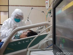 Wanita 74 Tahun Sembuh dari COVID-19 Setelah Diberikan Koktail Thailand