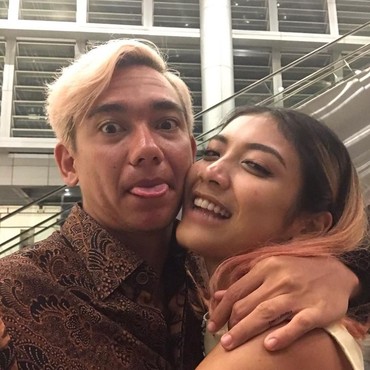 Adipati Dolken Gandeng Wanita Saat Kondangan, Pacar Baru?