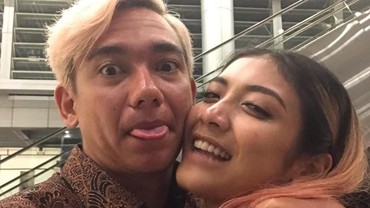 img-title Adipati Dolken Gandeng Wanita Saat Kondangan, Pacar Baru?