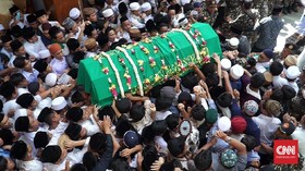 Ribuan Santri Berdesakan Antar Gus Sholah ke Pemakaman