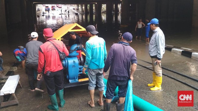 Sebanyak 15 pompa dikerahkan untuk menyedot air yang merendam underpass Kemayoran. Jika tak hujan lagi, underpass diperkirakan kering dan bisa dilintasi.