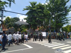 300 Polisi Diterjunkan Amankan Pemakaman Gus Sholah di Jombang