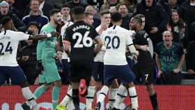 Mourinho Berang Sterling Lolos dari Hukuman Kartu Merah