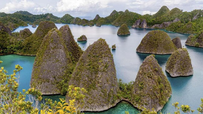 Indonesia memiliki banyak tempat wisata yang indah. Berikut ini rekomendasi tempat wisata yang paling indah di Indonesia.