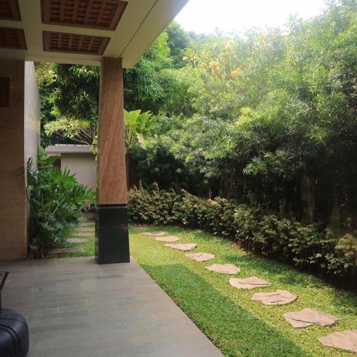 <p>Rumah Sarita yang terletak di Pondok Indah ini terlihat sejuk dan asri dengan halaman yang ditumbuhi sejumlah tanaman. (Foto: Instagram @queen_saritaabdulmukti)</p>