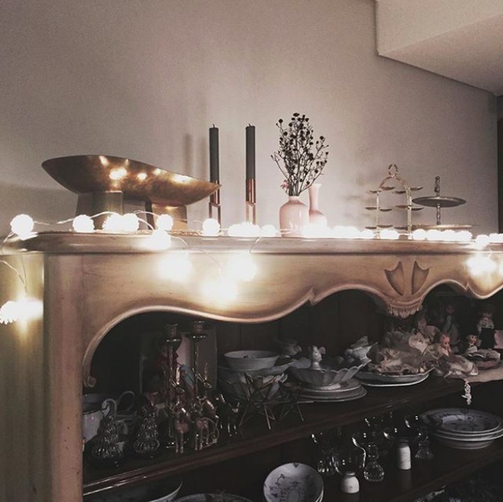 <p>Salah satu perabot favoritnya di rumah, lemari berisi peralatan makan, piring yang fancy. Di atasnya ada lampu dan beberapa dekorasi berlapis cat emas. (Foto: Instagram @yejinhand)</p>