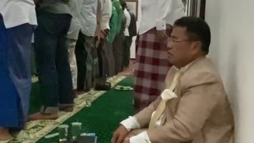 img-title Heboh Video Hotman Paris Duduk di Belakang Orang Salat