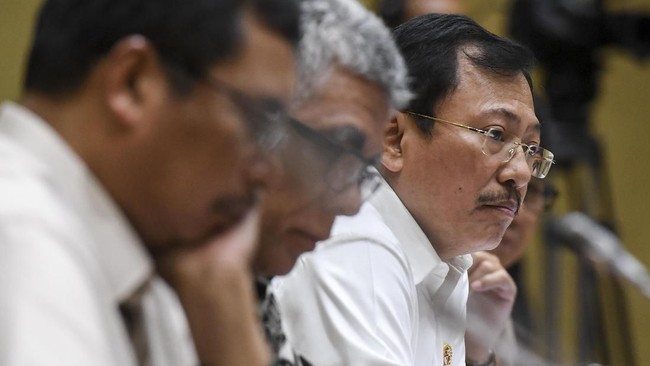 Menteri Kesehatan Terawan berkantor di Natuna selama dua pekan untuk mempermudah pengawasan terhadap ratusan WNI yang dikarantina sepulang dari Wuhan, China.