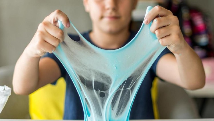 Melihat bahan-bahan slime bikin orang tua berpikir dua kali karena mengandung zat kimia yang berbahaya. Intip cara membuat slime tanpa lem yang mudah dan aman.