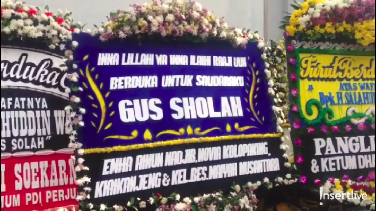 Suasana Rumah Duka Gus Sholah Gus Sholah meninggal dunia pada Minggu (2/2) akibat penyakit jantung yang dideritanya. Berikut suasana rumah duka Gus Sholah di Bangka Raya, Mampang, Jaksel.