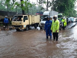 Muncul Genangan di Lingkar Luar Barat Cengkareng, Pengendara Harus Melipir
