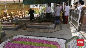 Posisi Makam Gus Sholah Tak di Samping Gus Dur