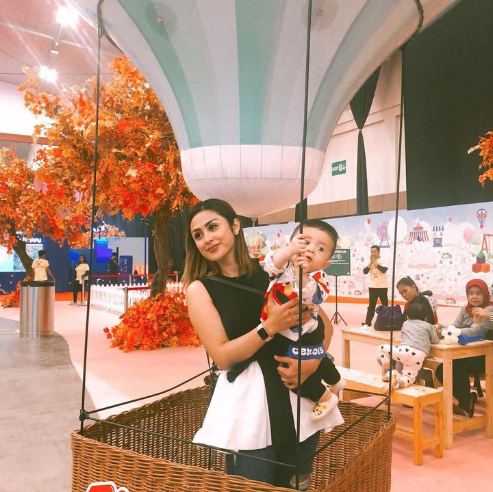 <p>Ibu satu anak ini sering pergi bersama Abizard. Ia juga mengunggah foto kebersamaan dengan anak semata wayangnya ini. (Foto: Instagram @selvikitty)</p>