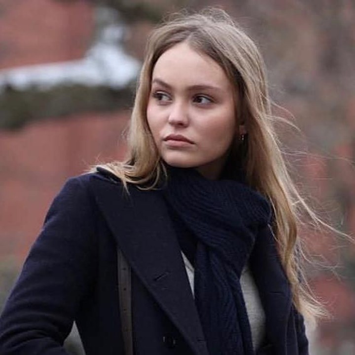 Gadis berdarah Prancis dan Amerika terlihat cantik dengan make up bold maupun dengan riasan sederhana seperti ini. (Foto: Instagram @lilyrose_depp)